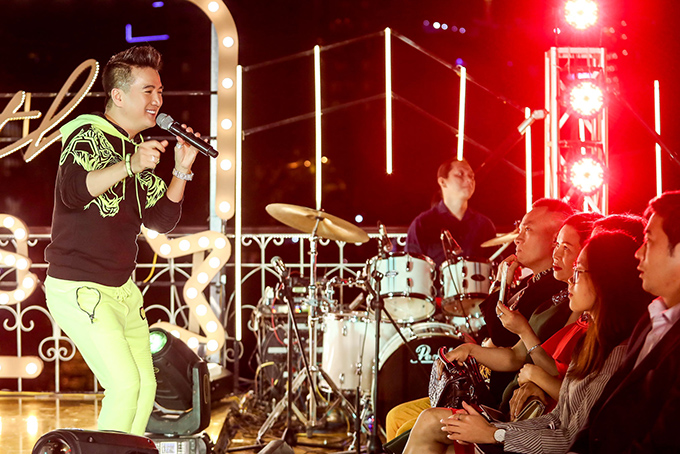 Hoài Lâm và bạn gái đón Giáng sinh trên du thuyền 3 triệu USD